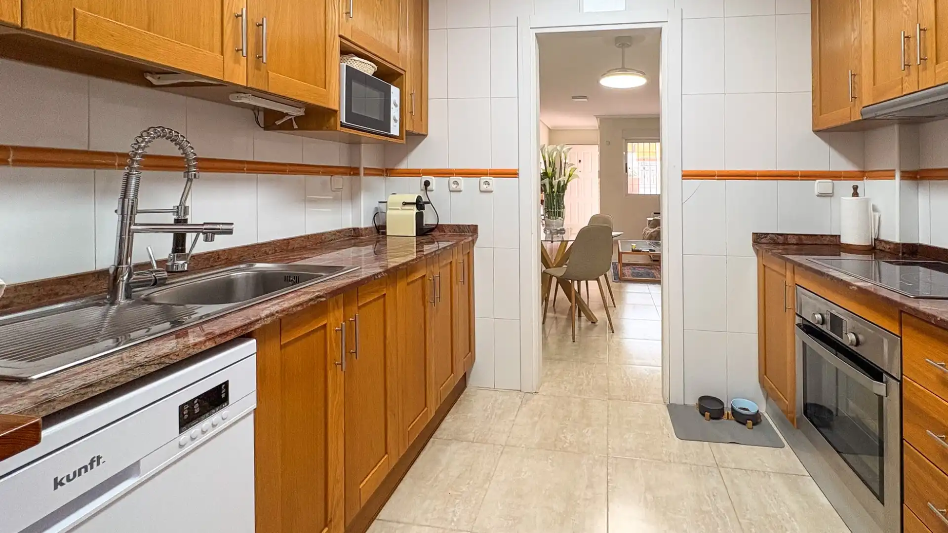 Cuina de Casa adosada en venda en Elche / Elx amb Jardí privat, Terrassa i Traster