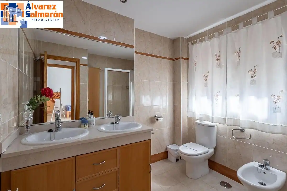 Baño de Casa o chalet en venta en Huétor Vega con Terraza, Piscina y Balcón