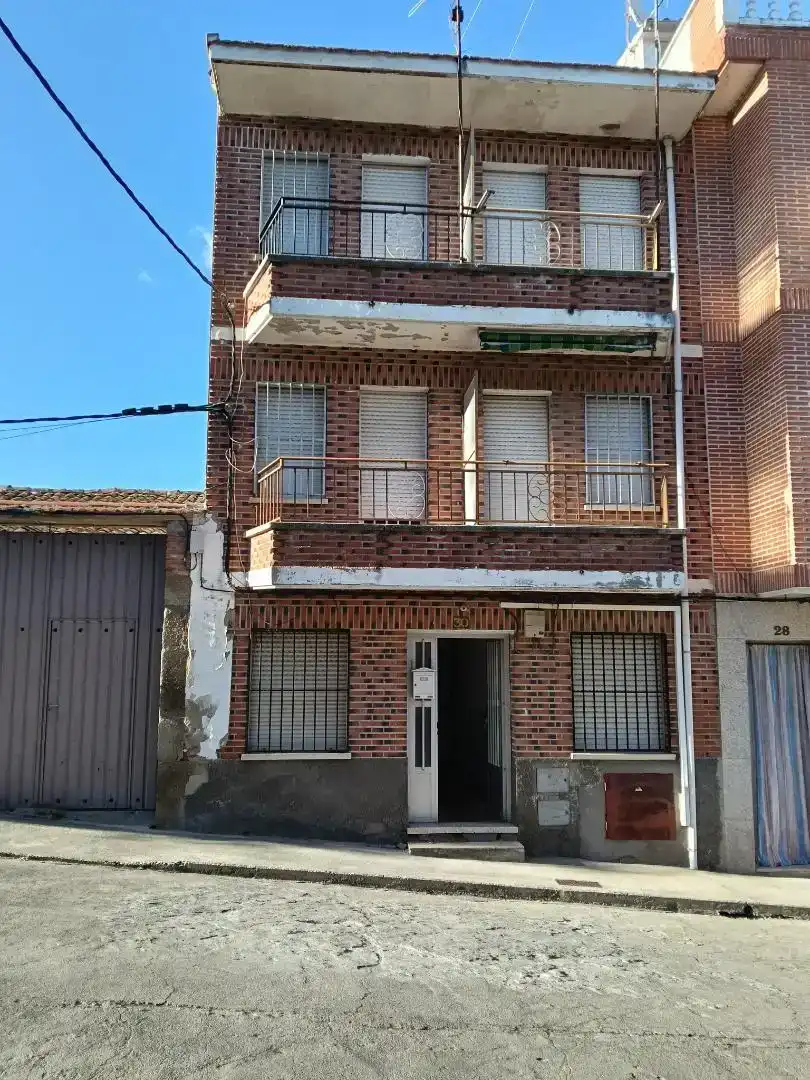 Vista exterior de Pis en venda en Navalcán amb Traster i Moblat