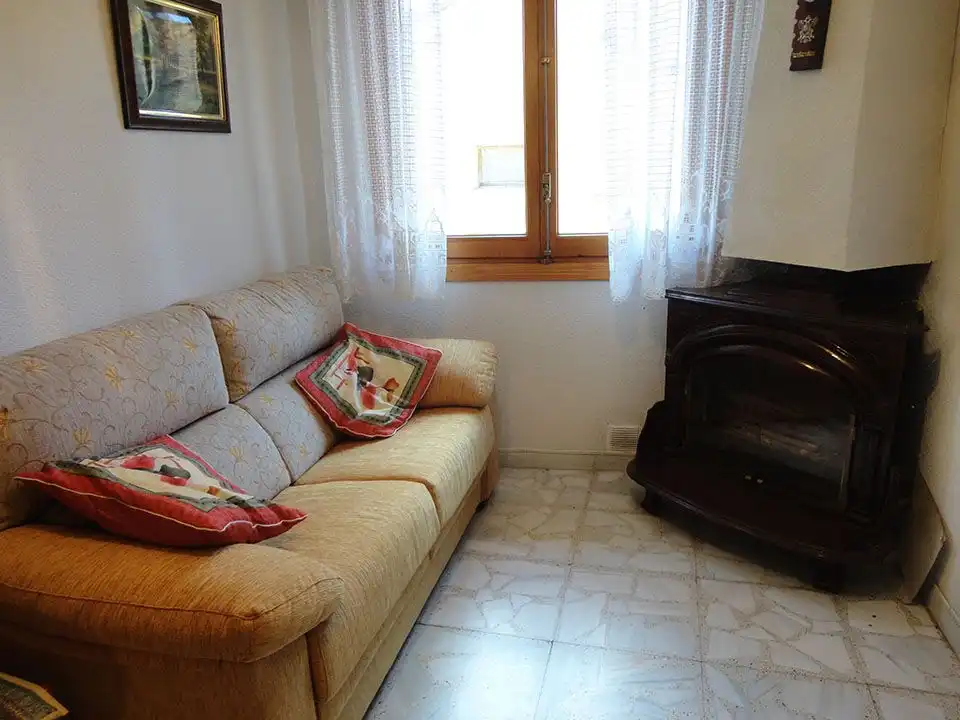 Sala d'estar de Finca rústica en venda en Riocavado de la Sierra amb Moblat