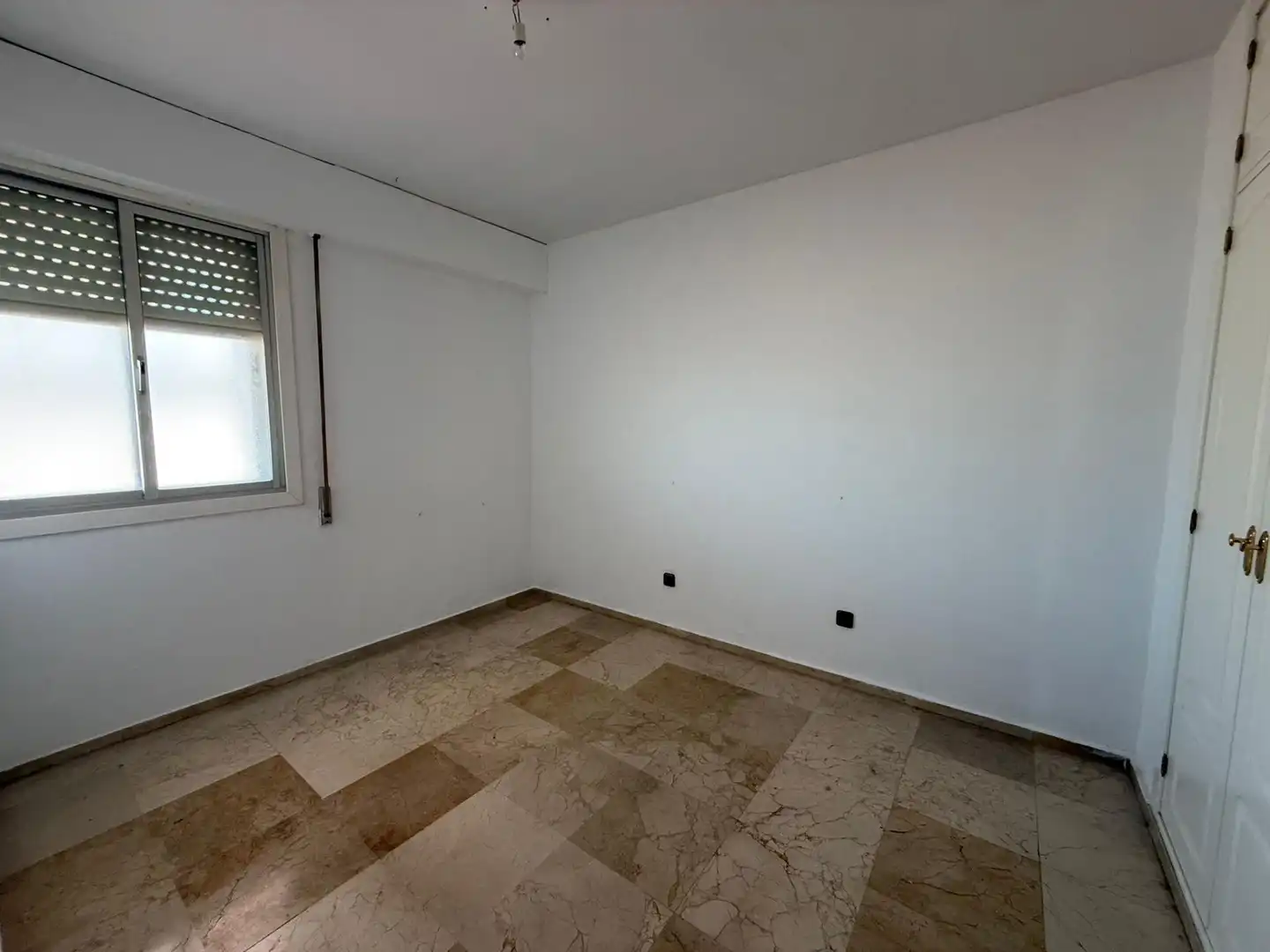 Schlafzimmer von Dachboden zur Miete in Sevilla mit Klimaanlage und Terrasse