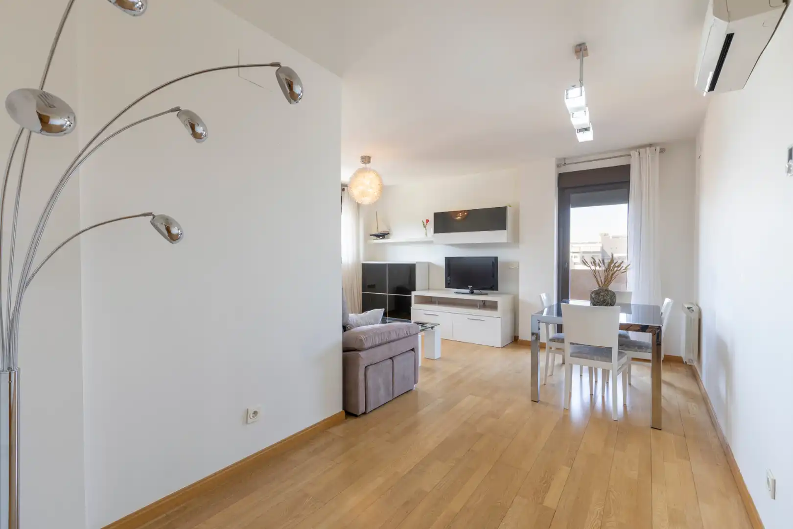 Living room of Flat for rent in Granada  with Air Conditioner, Heating and Parquet flooring