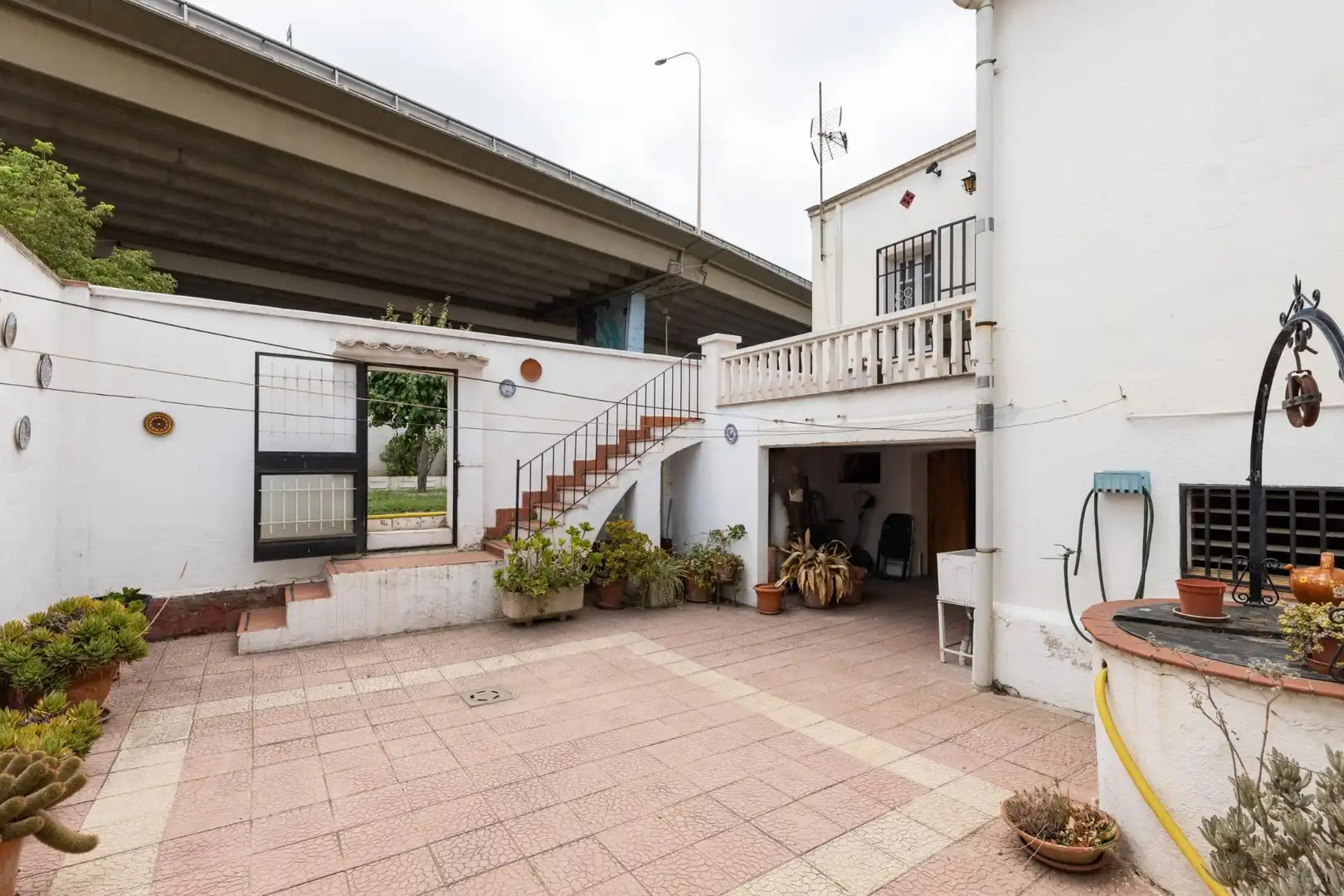 Vista exterior de Casa o xalet en venda en Montcada i Reixac amb Aire condicionat, Calefacció i Jardí privat