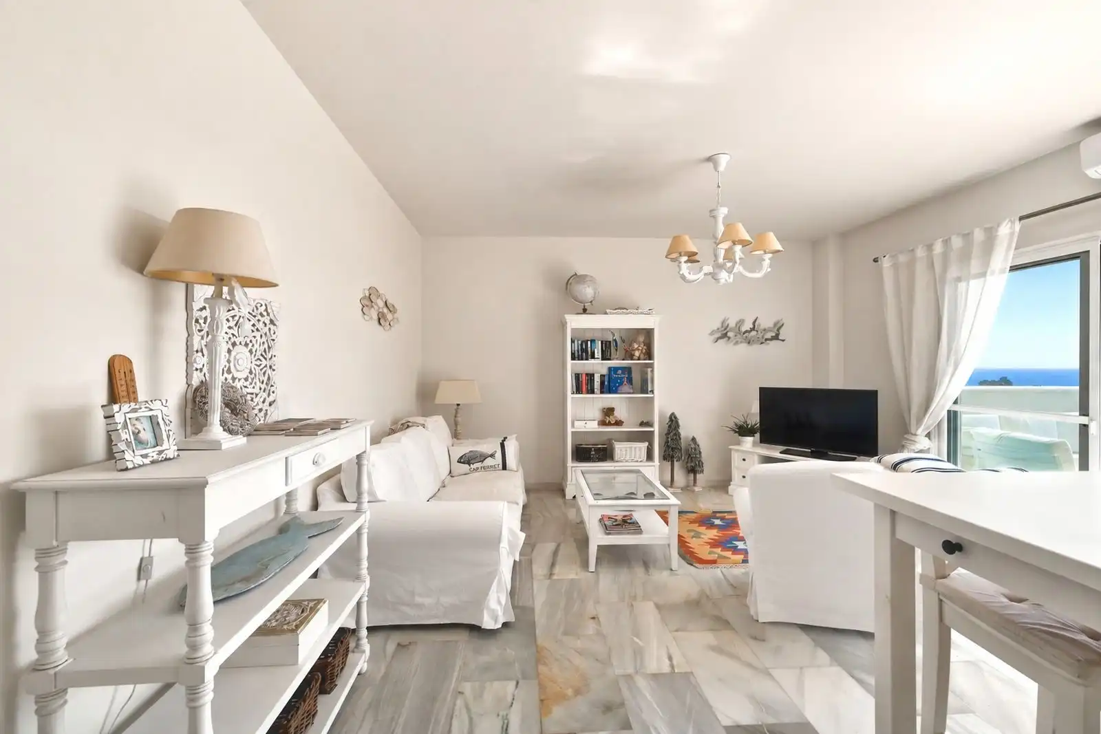 Living room of Flat for sale in Estepona  with Air Conditioner, Terrace and Community pool