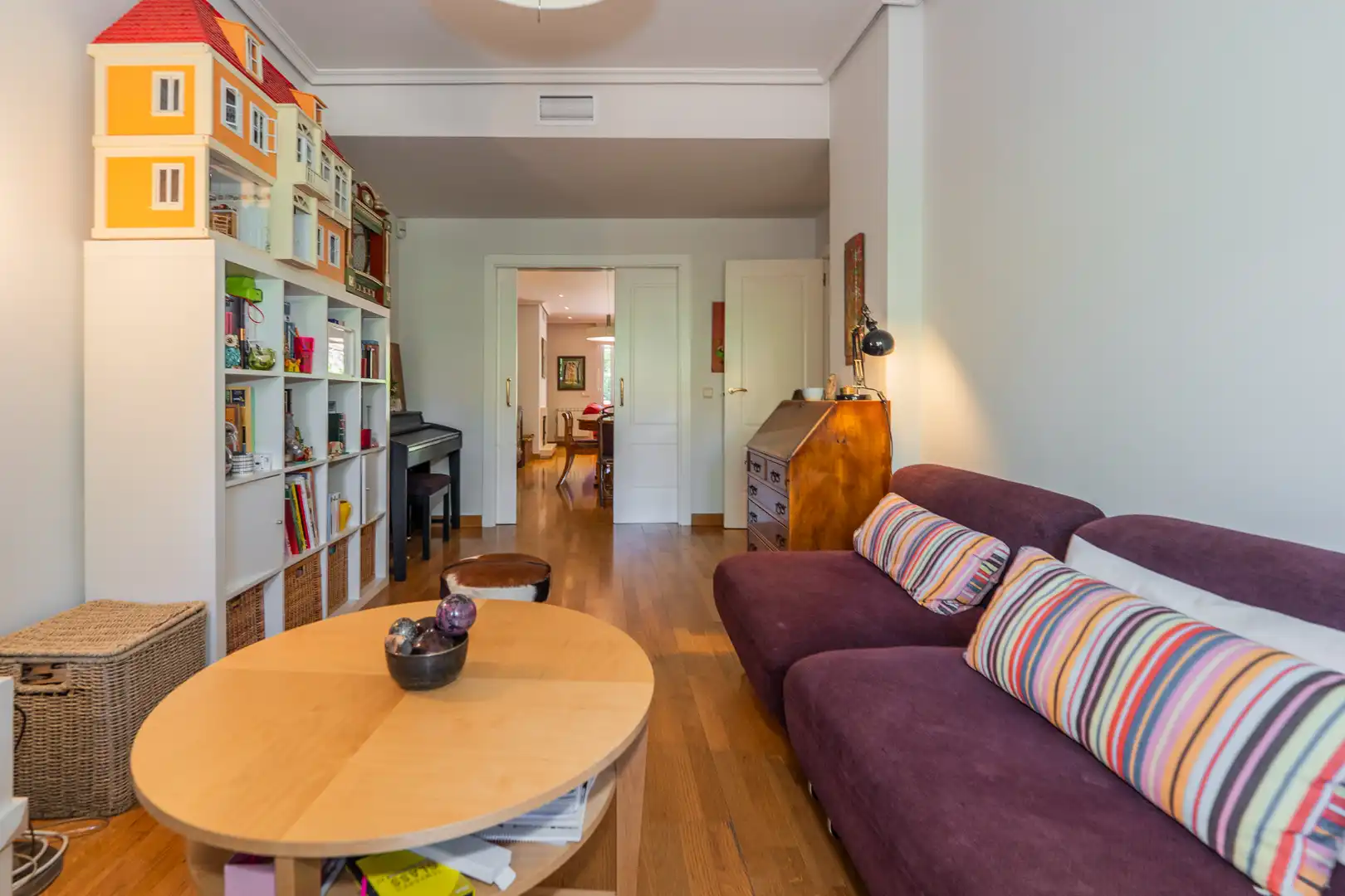 Sala d'estar de Casa adosada en venda en Las Rozas de Madrid amb Calefacció, Jardí privat i Piscina comunitària