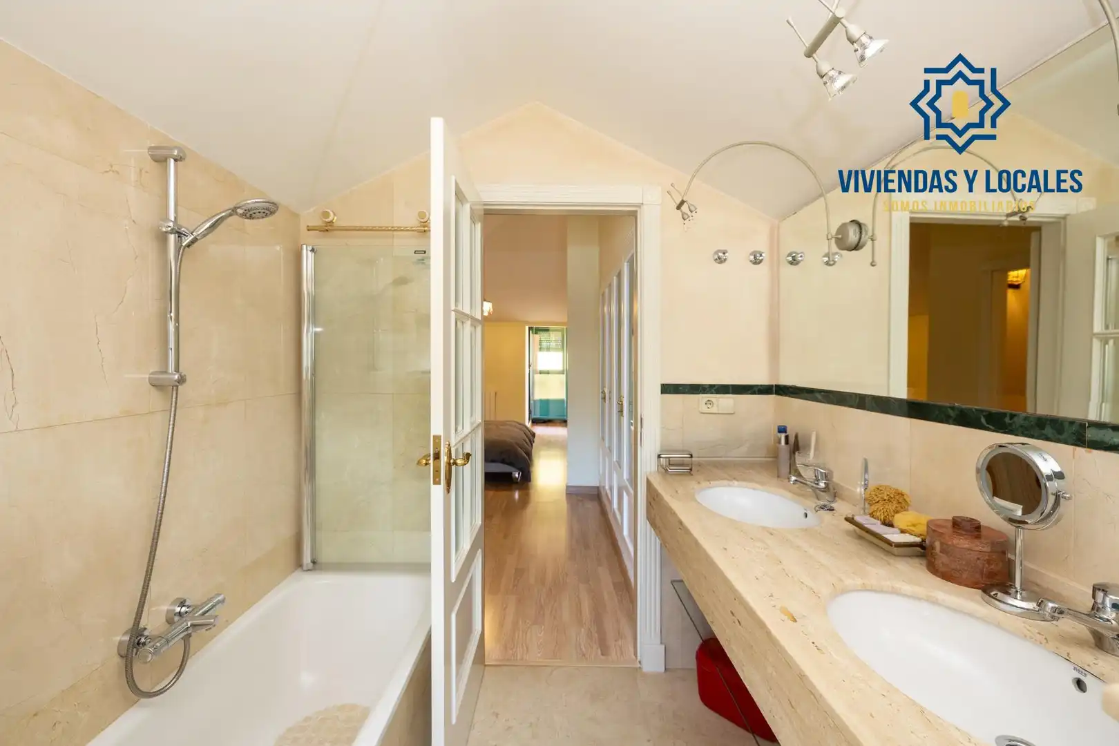 Baño de Casa adosada en venta en Granada con Aire acondicionado, Calefacción y Jardín privado