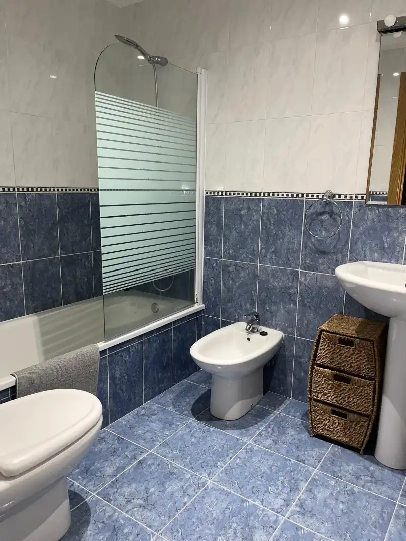 Badezimmer von Wohnung zur Miete in A Coruña Capital 