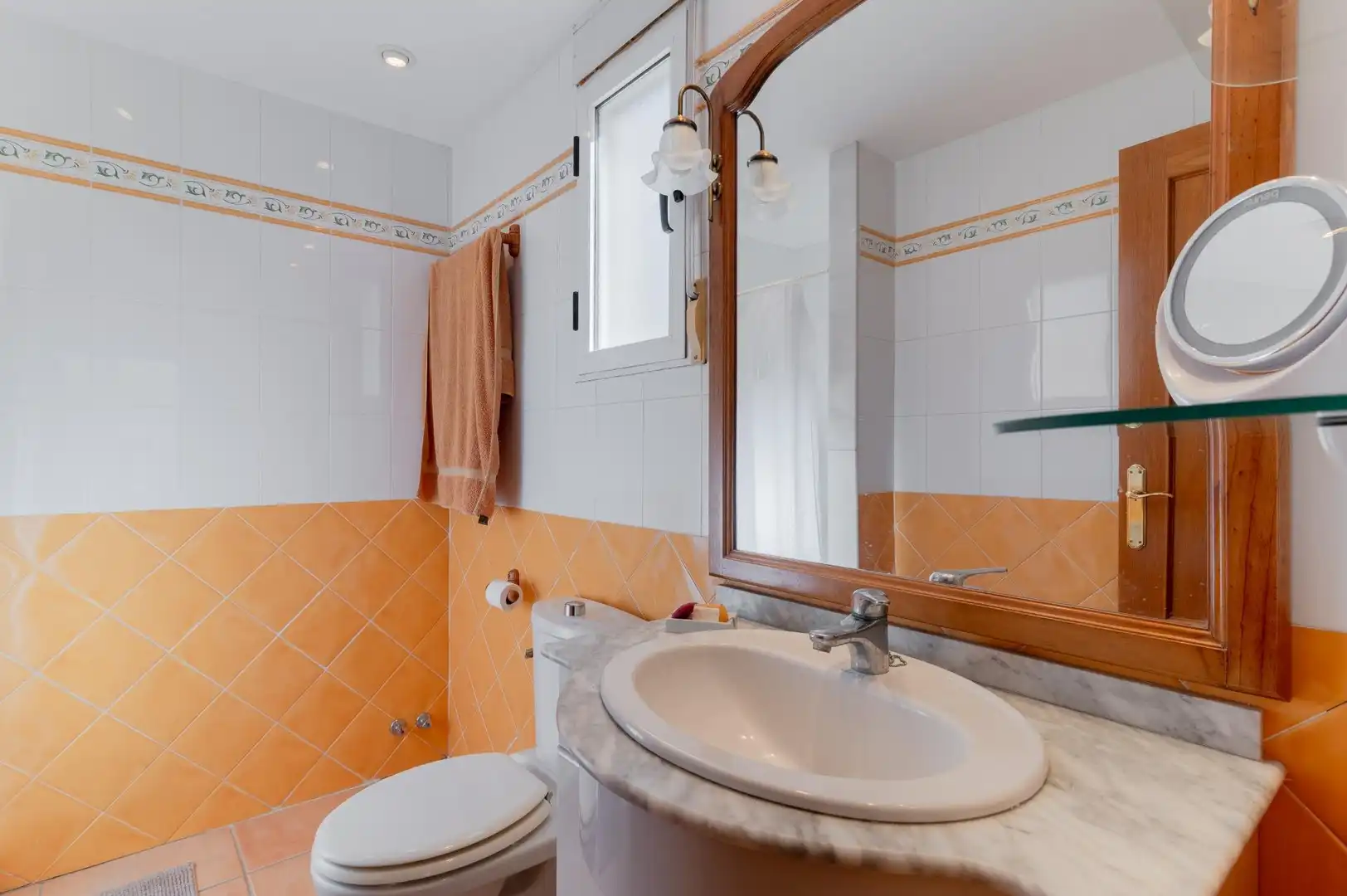 Badezimmer von Einfamilien-Reihenhaus zum Verkauf in Benicasim / Benicàssim mit Heizung, Privatgarten und Terrasse