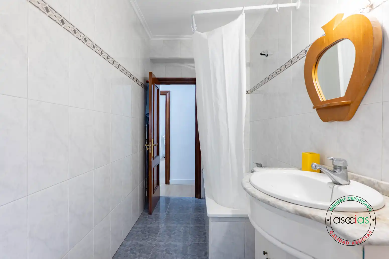 Baño de Piso en venta en Gijón  con Calefacción y Balcón