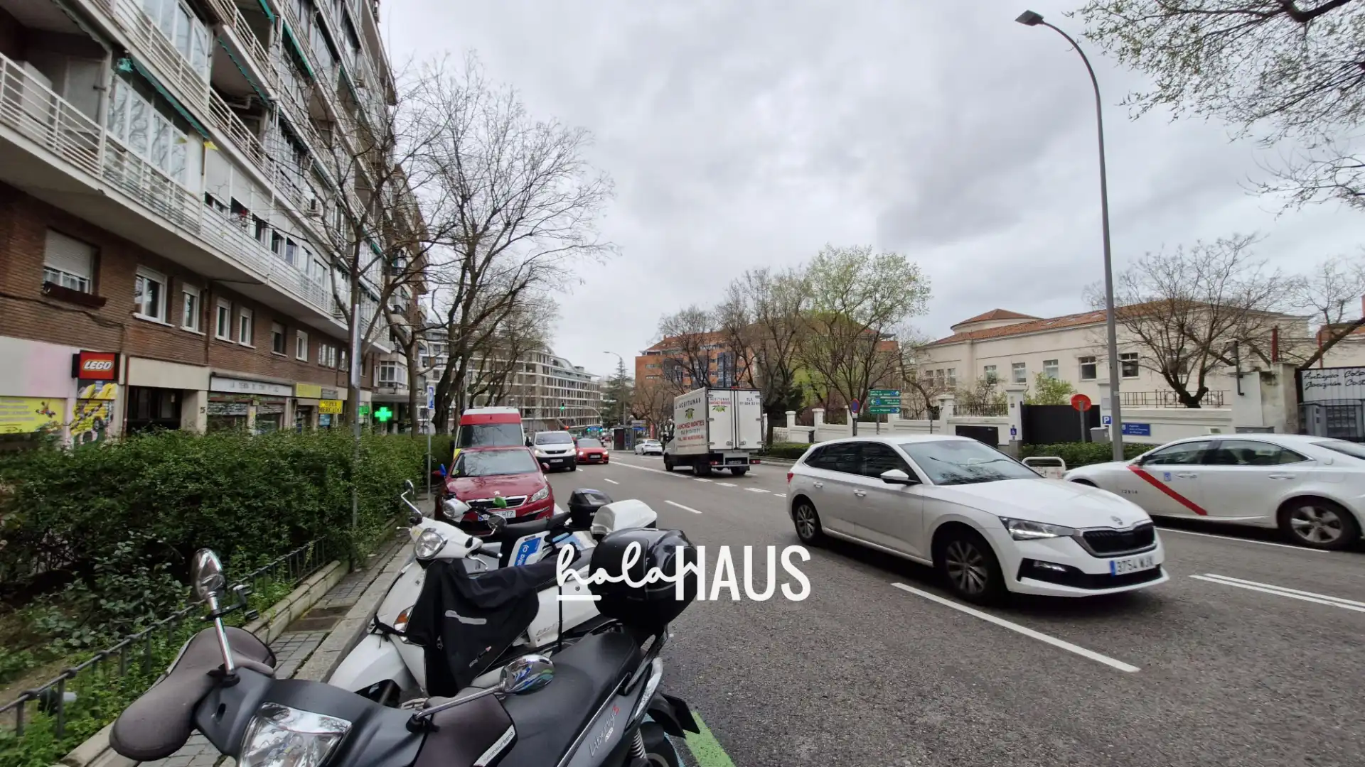 Außenansicht von Fabrikhallen zum Verkauf in Madrid