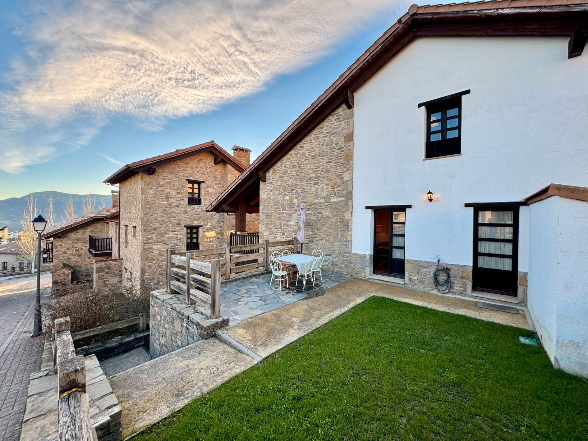 Vista exterior de Dúplex en venda en Jaca amb Calefacció, Jardí privat i Parquet