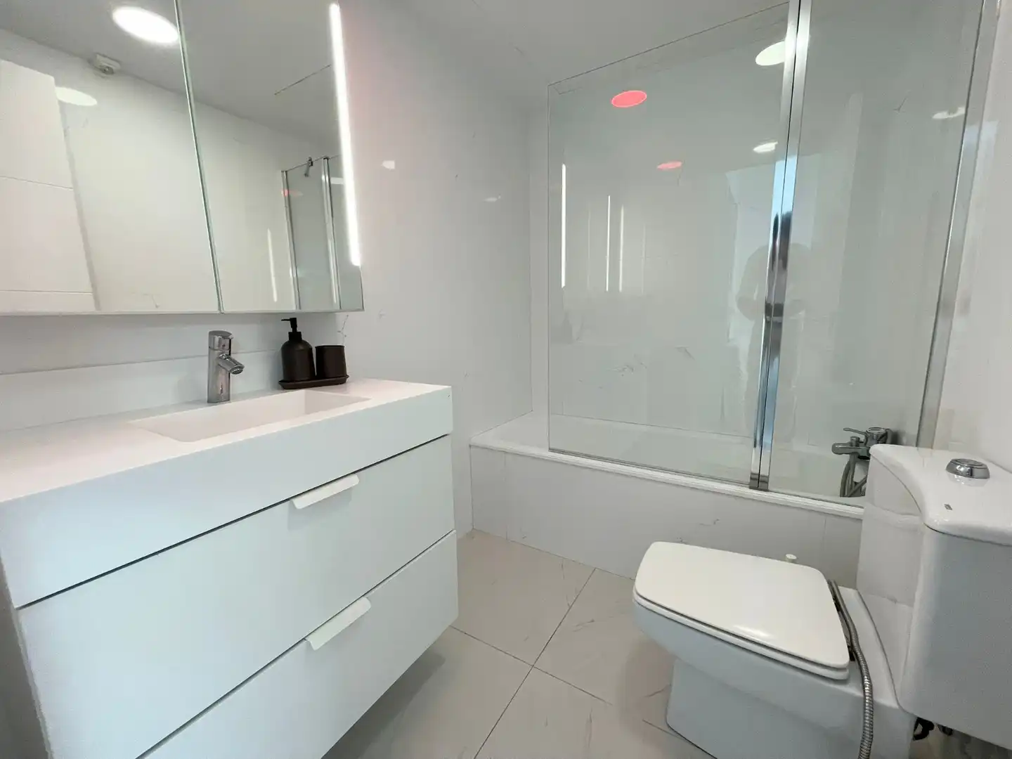 Baño de Dúplex de alquiler en Marbella con Aire acondicionado, Terraza y Amueblado