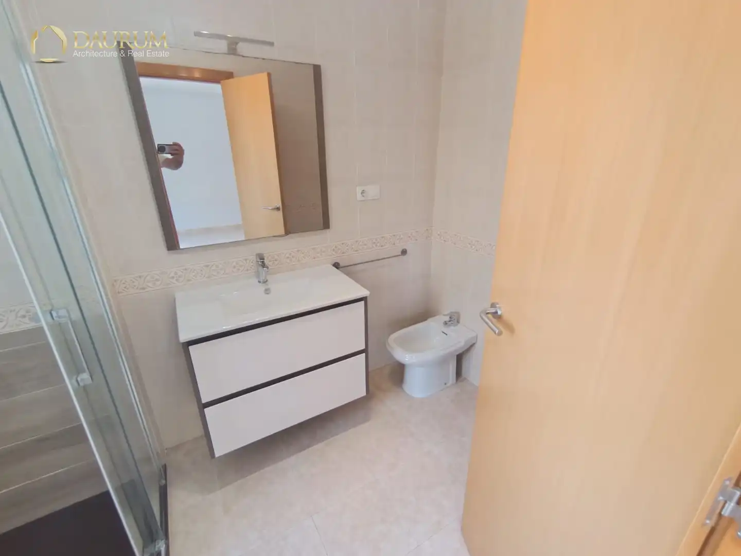 Badezimmer von Einfamilien-Reihenhaus zum Verkauf in Elche / Elx mit Klimaanlage, Heizung und Terrasse
