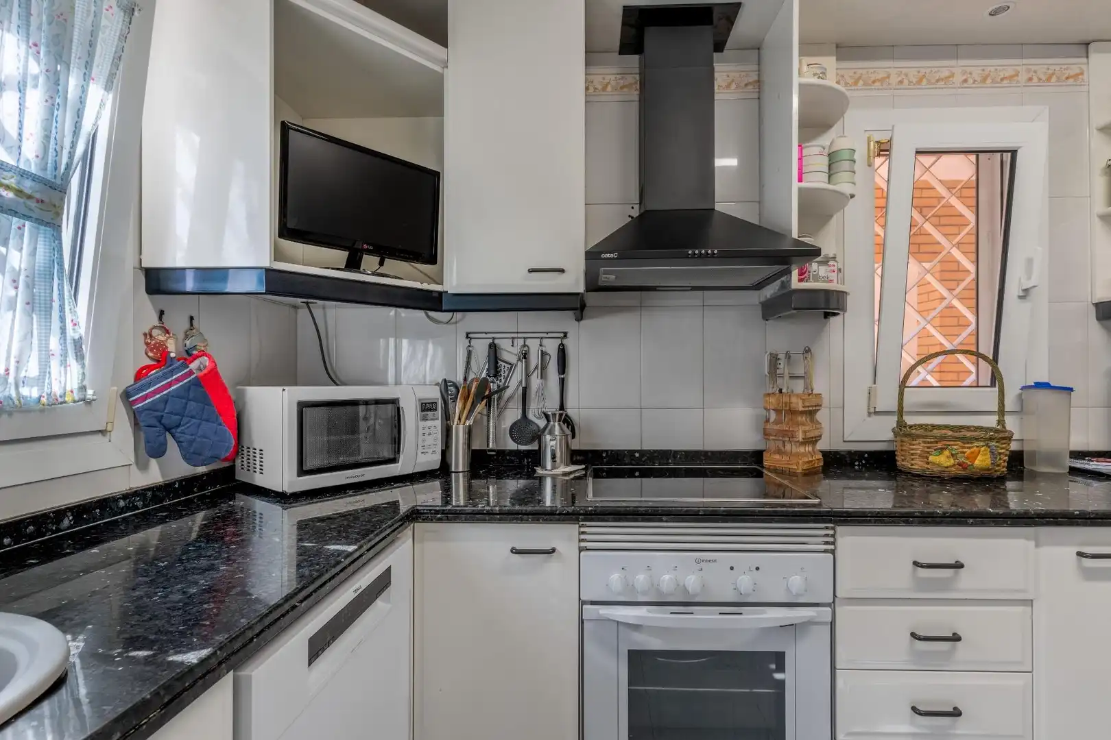 Cuina de Dúplex en venda en Almería amb Aire condicionat, Calefacció i Jardí privat