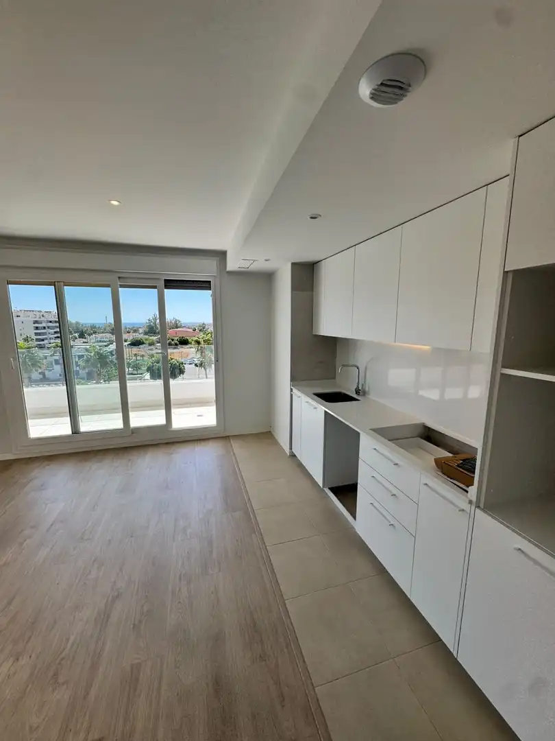 Cuina de Apartament de lloguer en Marbella amb Aire condicionat, Terrassa i Traster