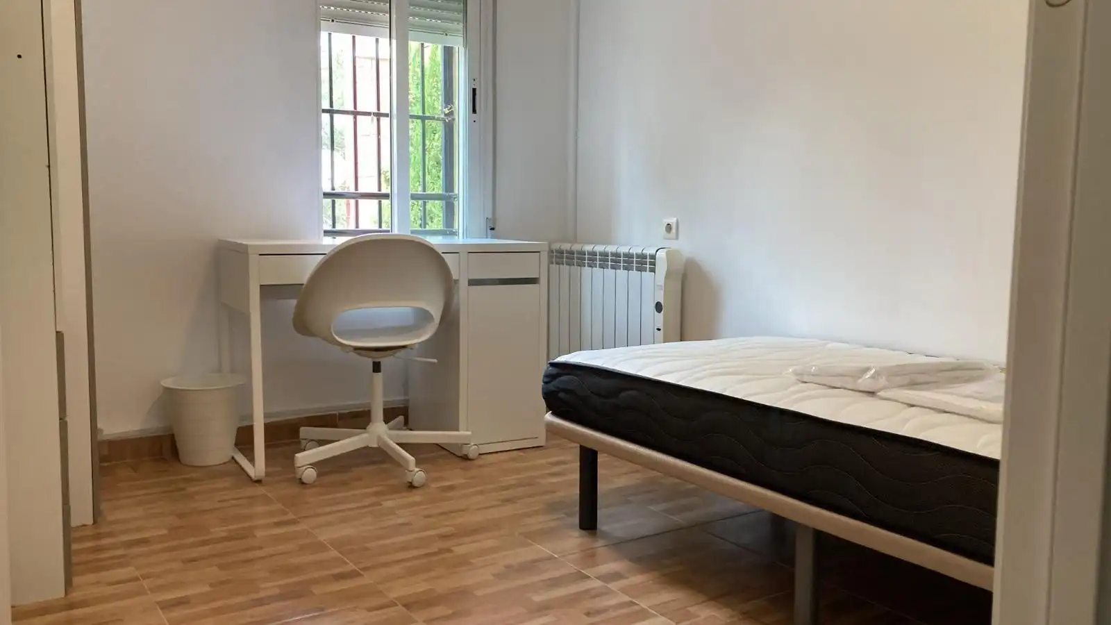 Bedroom of Apartments for rent in Granada