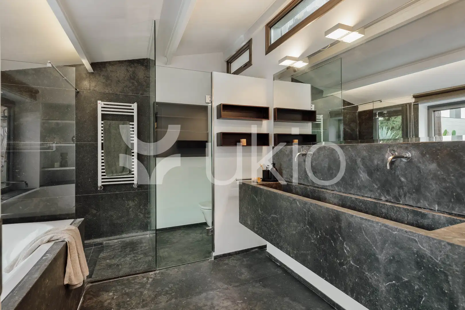 Bany de Apartament de lloguer en Barcelona amb Aire condicionat, Calefacció i Moblat