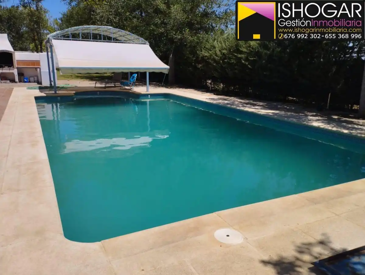 Chalet con piscina en venta en Valdepeñas