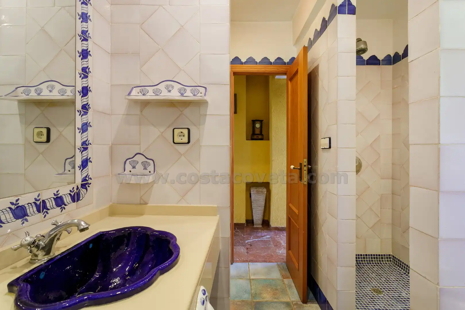 Bany de Casa o xalet en venda en El Campello amb Aire condicionat, Jardí privat i Terrassa
