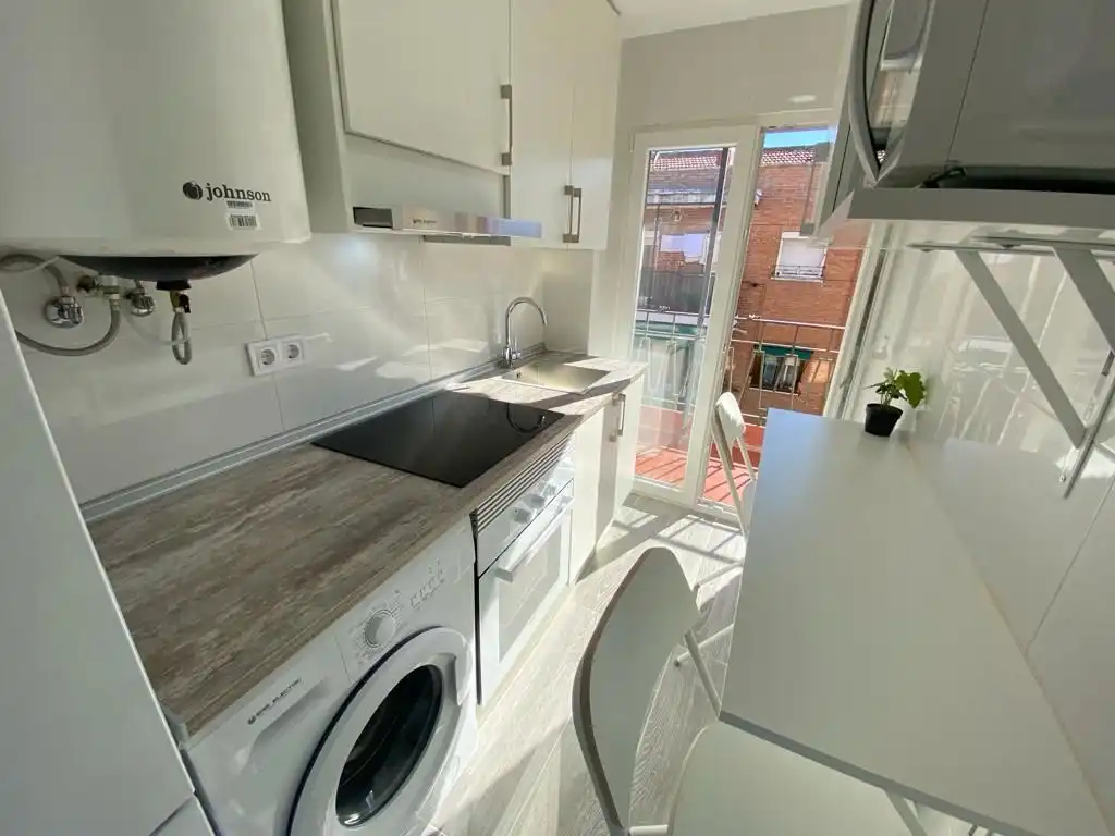 Room in Calle Encarnación Oviol, 43, Los Rosales