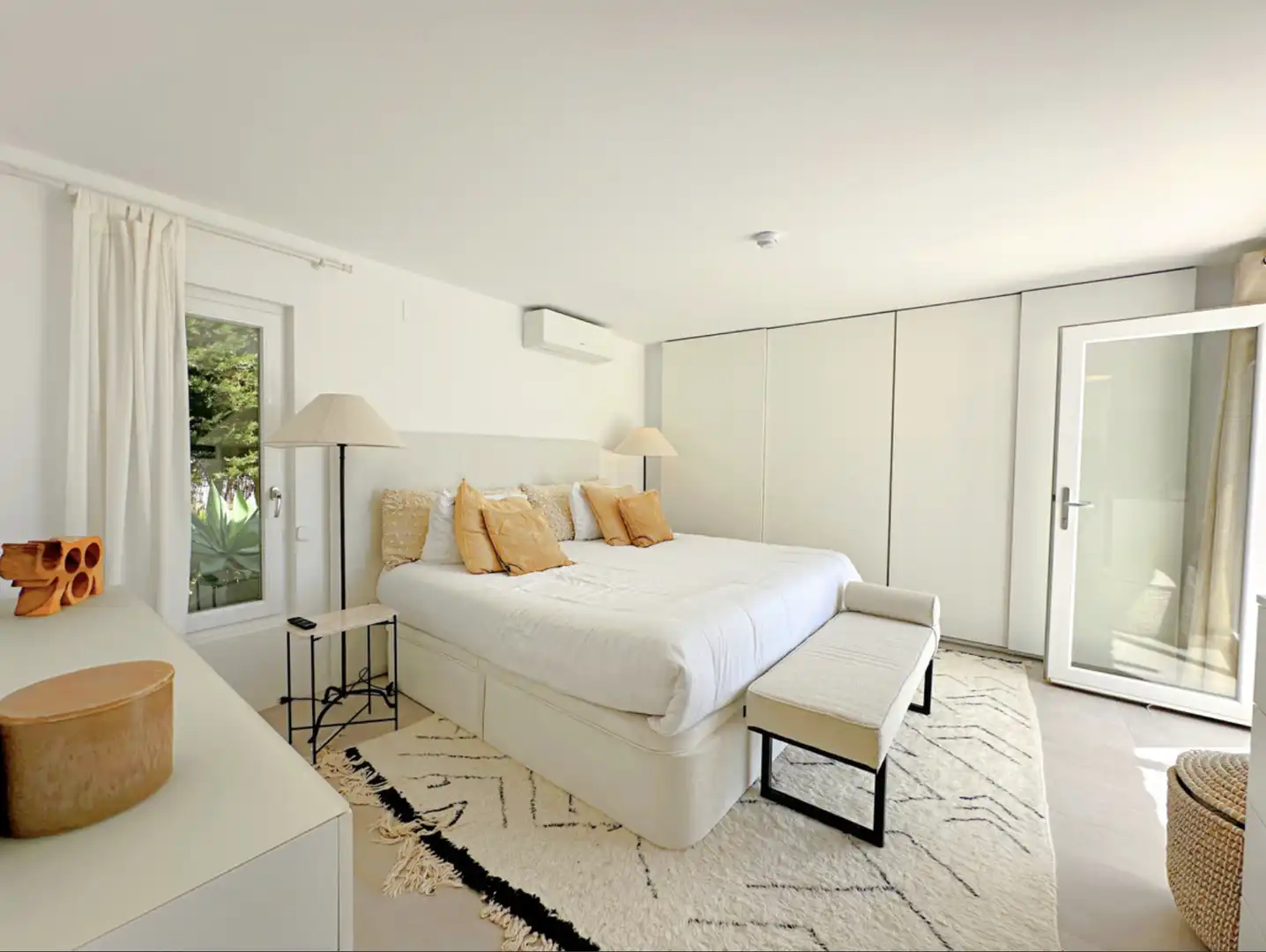 Dormitori de Casa o xalet en venda en Estepona amb Aire condicionat, Jardí privat i Terrassa