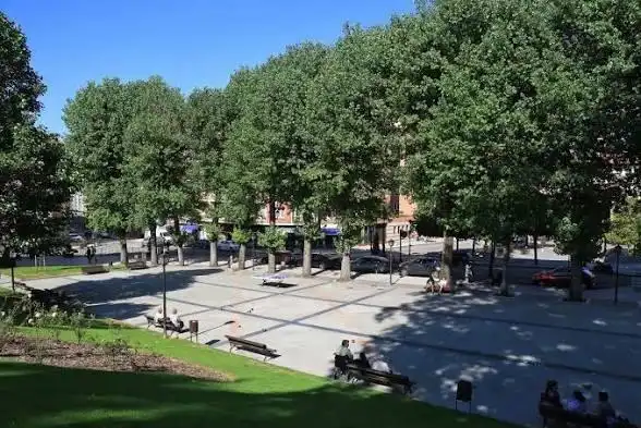 Vista exterior de Piso en venta en Oviedo  con Balcón