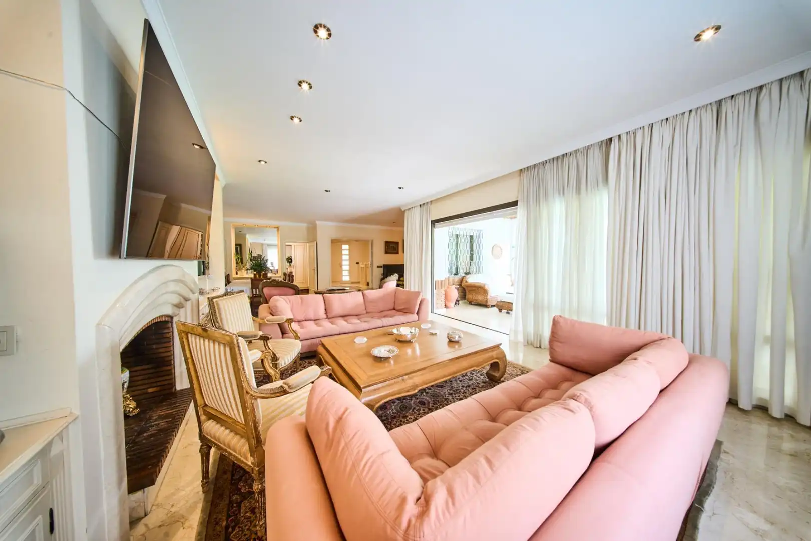 Sala de estar de Casa o chalet en venta en Marbella con Aire acondicionado, Calefacción y Jardín privado