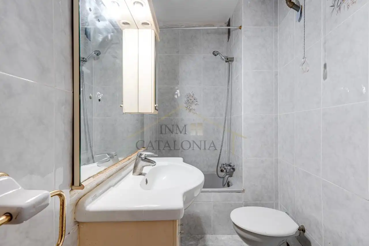 Bathroom of Flat for sale in Barcelona  with Alarm