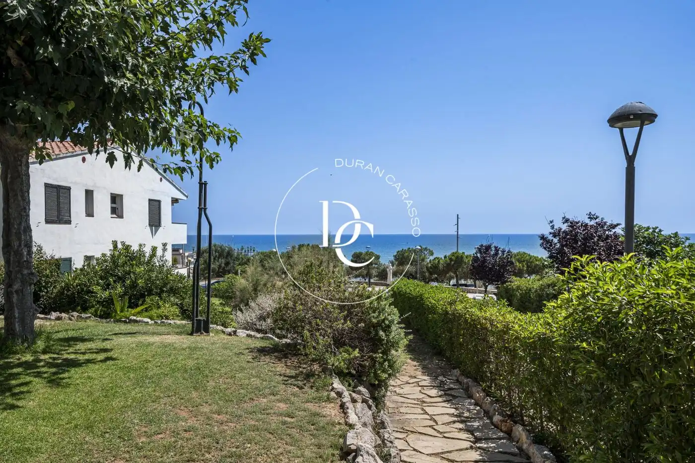 Außenansicht von Maisonette zum Verkauf in Sitges mit Klimaanlage, Heizung und Privatgarten