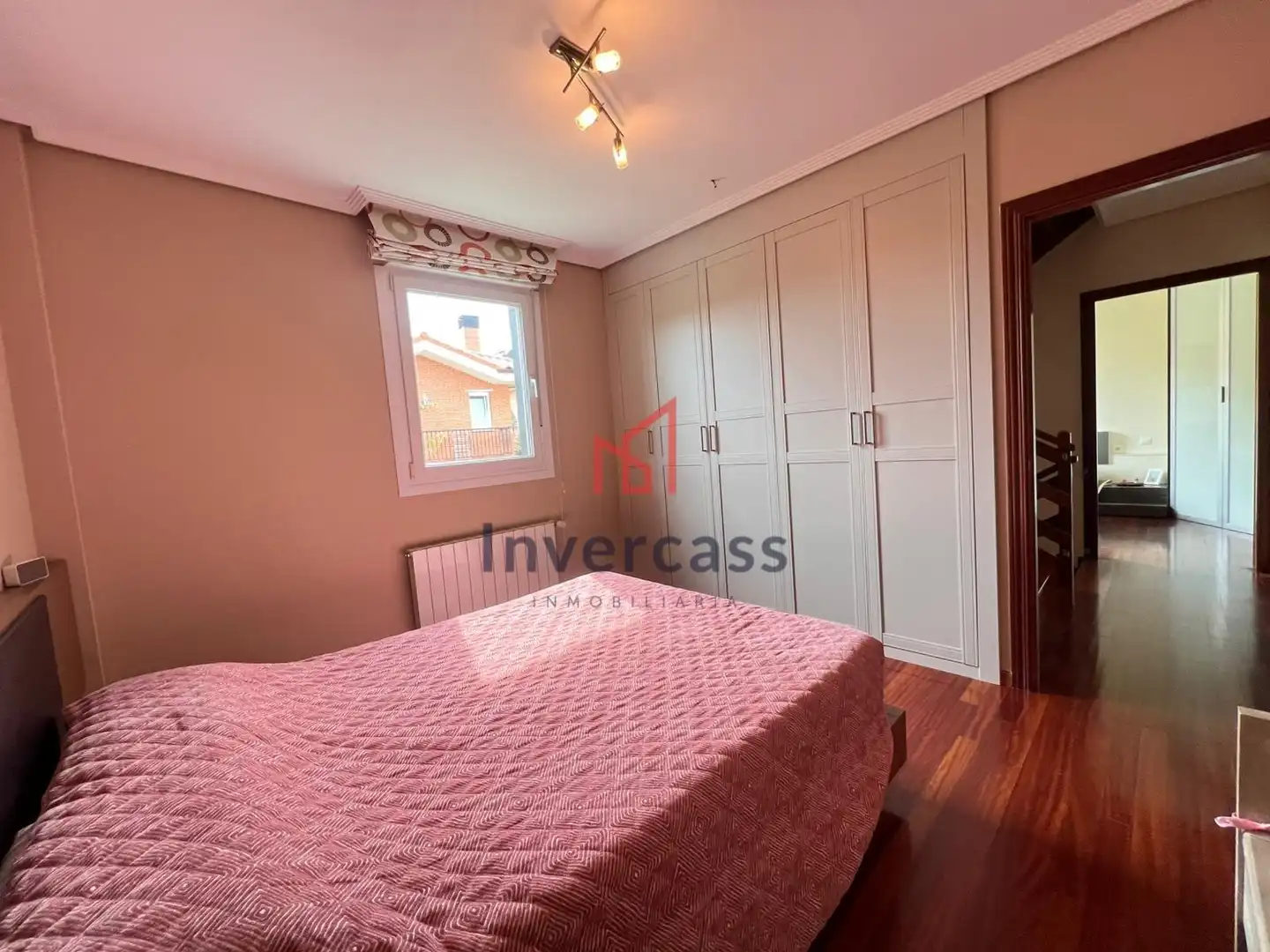 Habitación de Casa adosada en venta en Castro-Urdiales con Calefacción, Jardín privado y Terraza