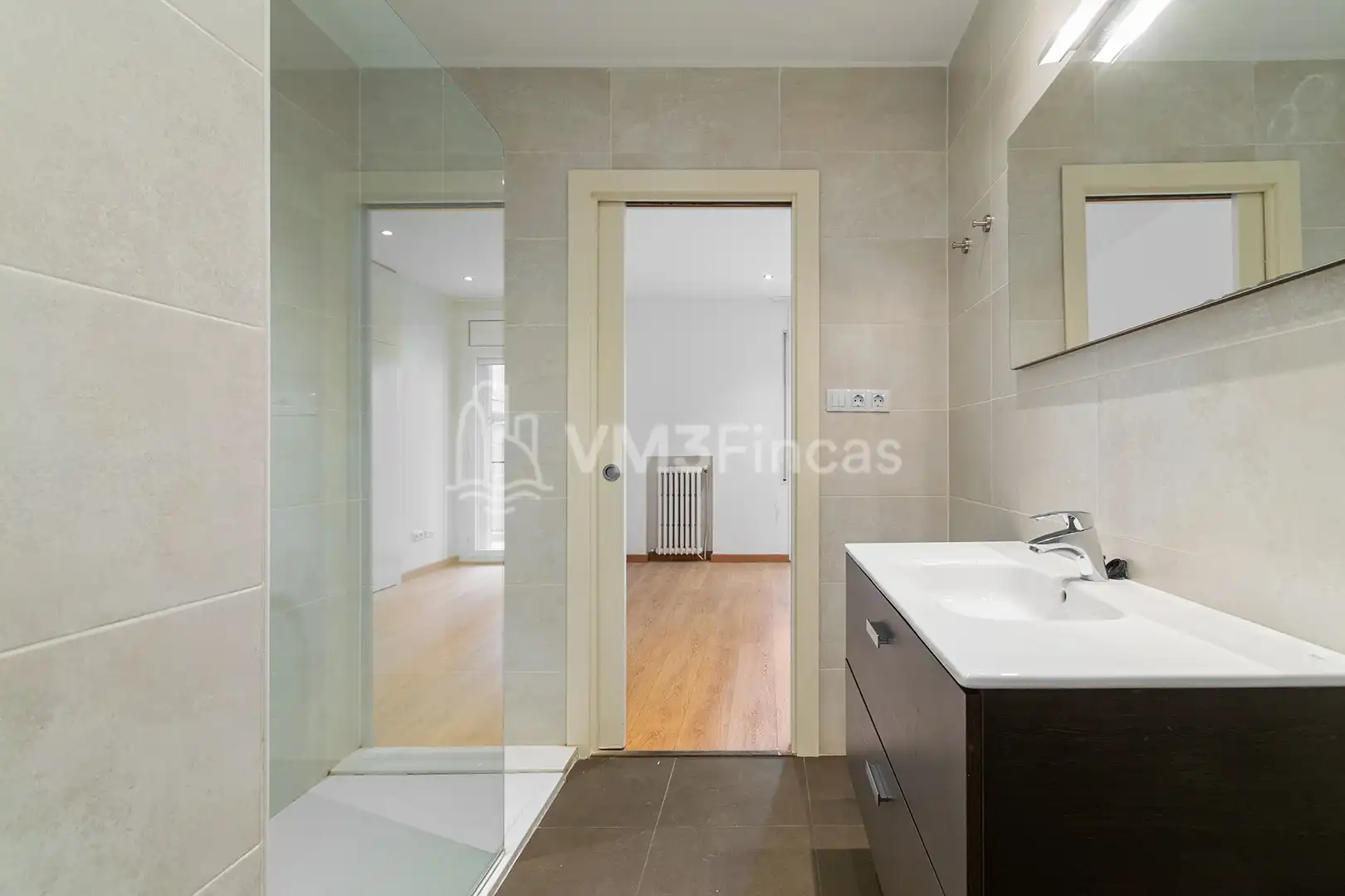 Badezimmer von Wohnung zur Miete in Barcelona mit Klimaanlage, Heizung und Parkett