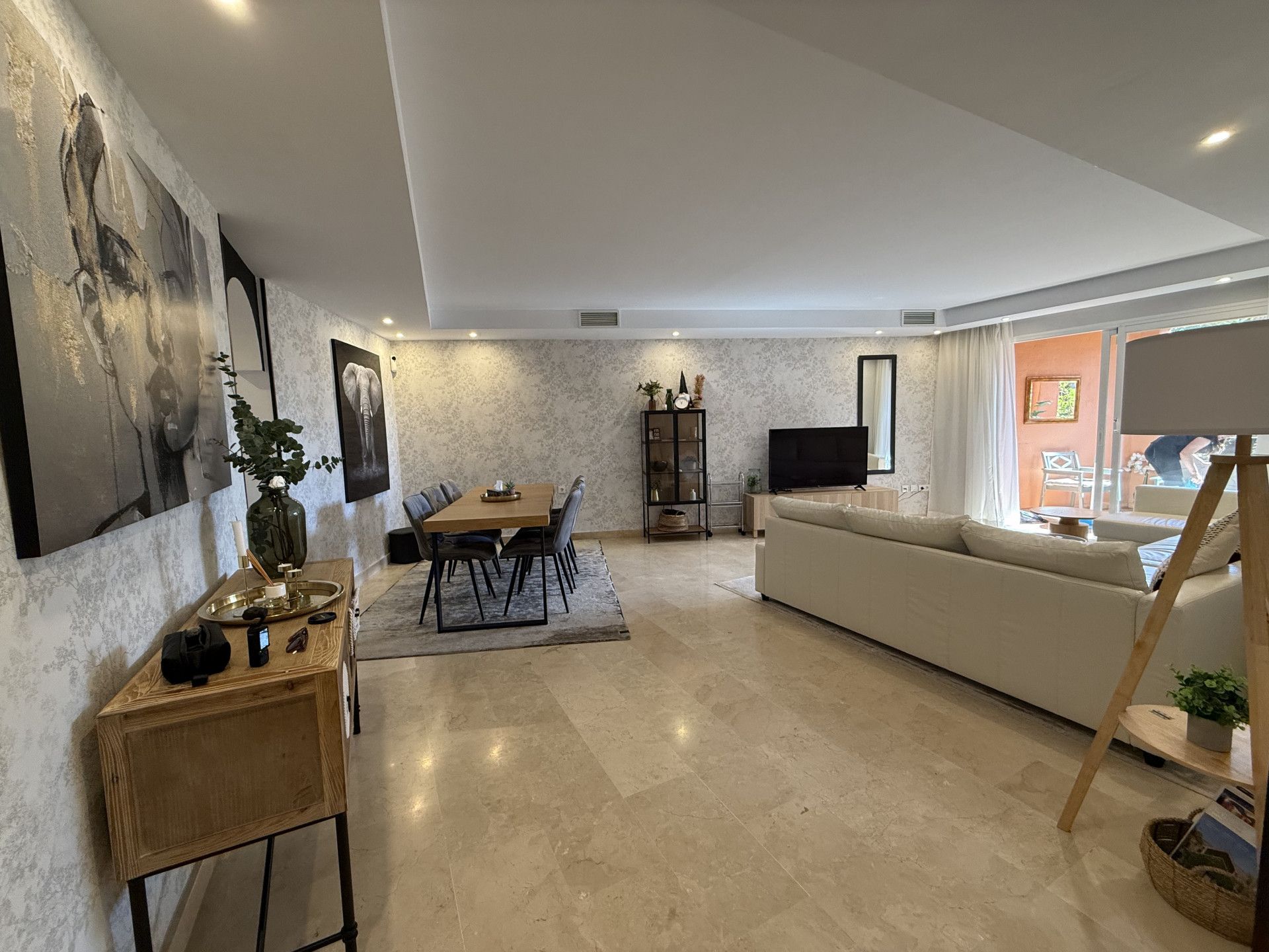Living room of Planta baja for sale in Marbella  with Air Conditioner, Terrace and Swimming Pool