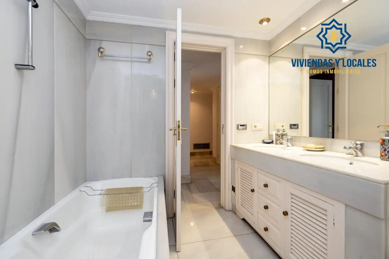 Bathroom of Flat for sale in Granada