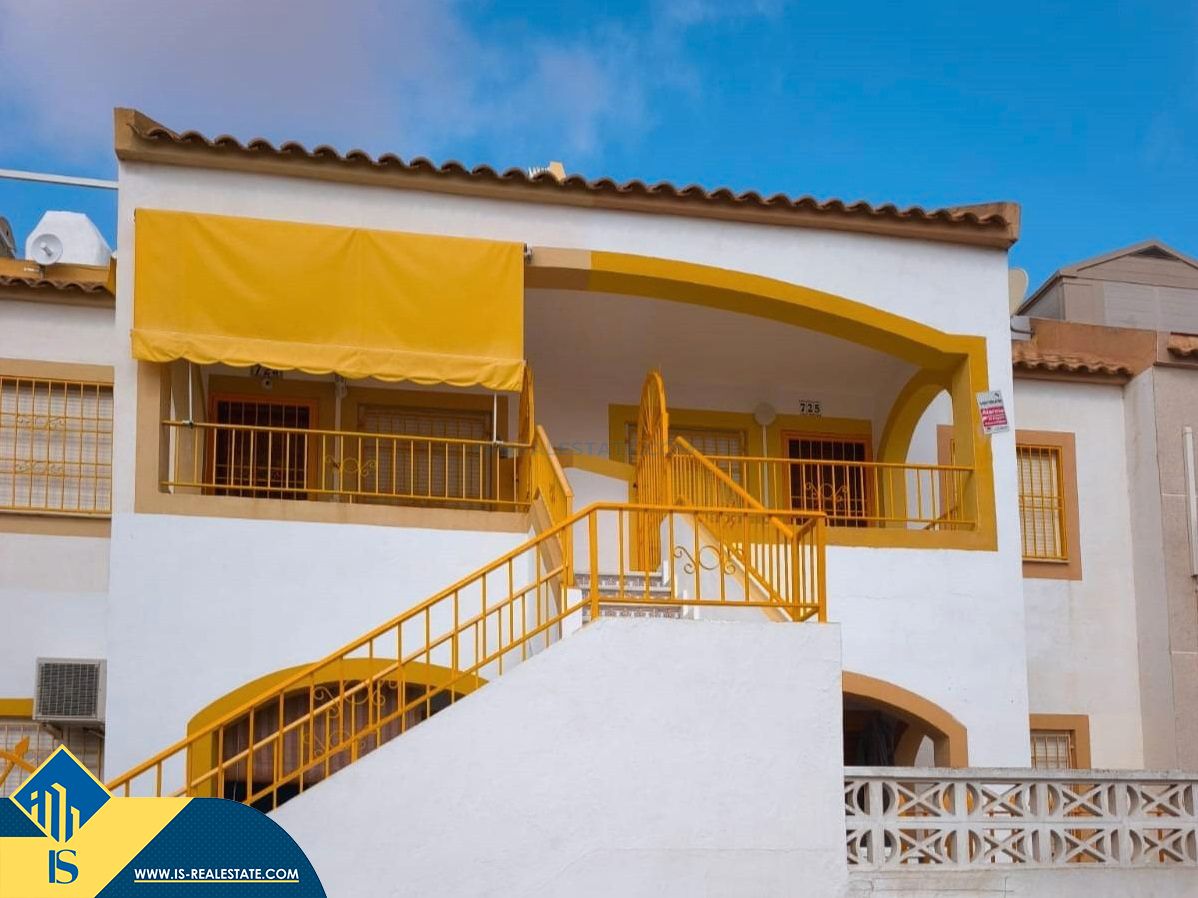 Vista exterior de Casa adosada en venda en Torrevieja amb Calefacció, Terrassa i Moblat