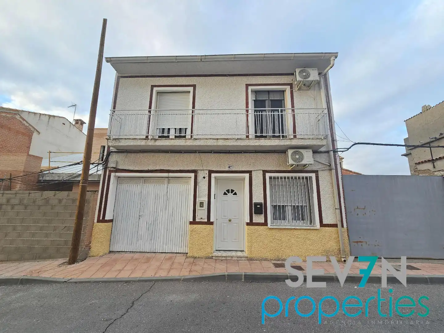 Vista exterior de Casa adosada en venta en Camarena con Aire acondicionado, Calefacción y Jardín privado