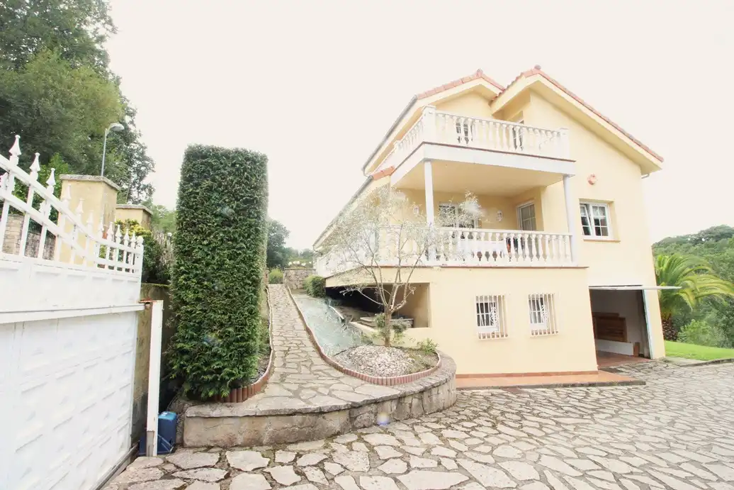 Vista exterior de Casa o chalet en venta en Parres con Piscina y Amueblado