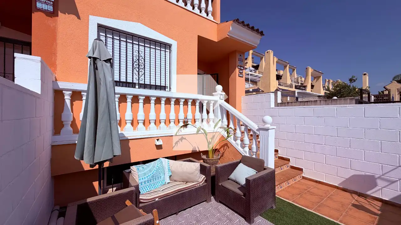 Terrasse von Einfamilien-Reihenhaus zum Verkauf in Mutxamel mit Klimaanlage, Heizung und Terrasse