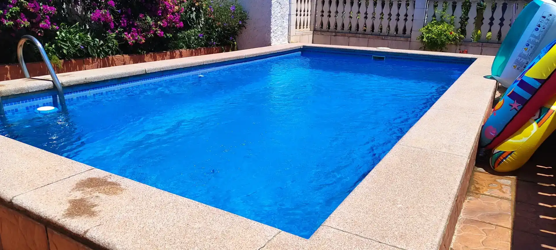 Piscina de Casa o chalet en venta en Sant Boi de Llobregat con Aire acondicionado, Jardín privado y Parquet