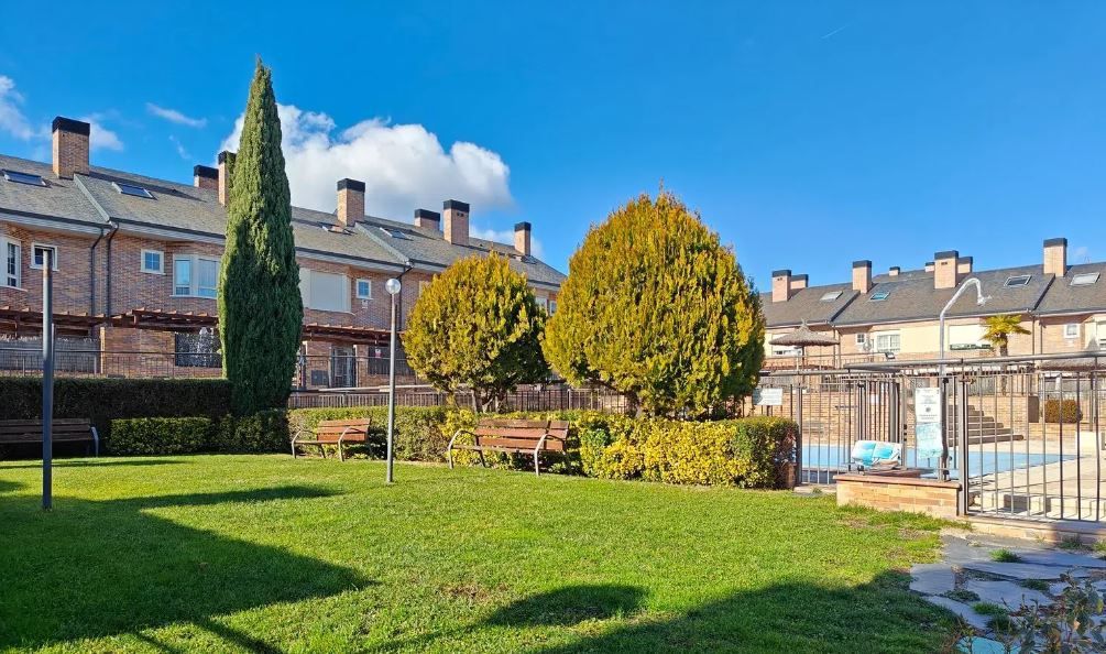 Jardí de Casa adosada en venda en Boadilla del Monte amb Aire condicionat, Calefacció i Jardí privat