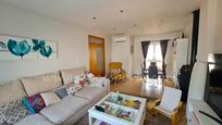 Sala d'estar de Casa adosada en venda en Huévar del Aljarafe amb Aire condicionat i Jardí privat