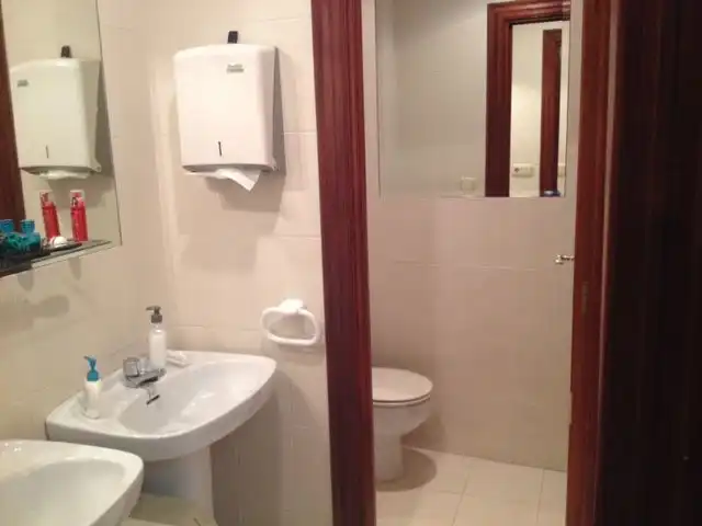 Badezimmer von Büro zum Verkauf in Tolosa mit Möbliert