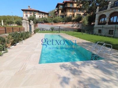 Piscina de Dúplex en venda en Getxo  amb Jardí privat, Terrassa i Traster