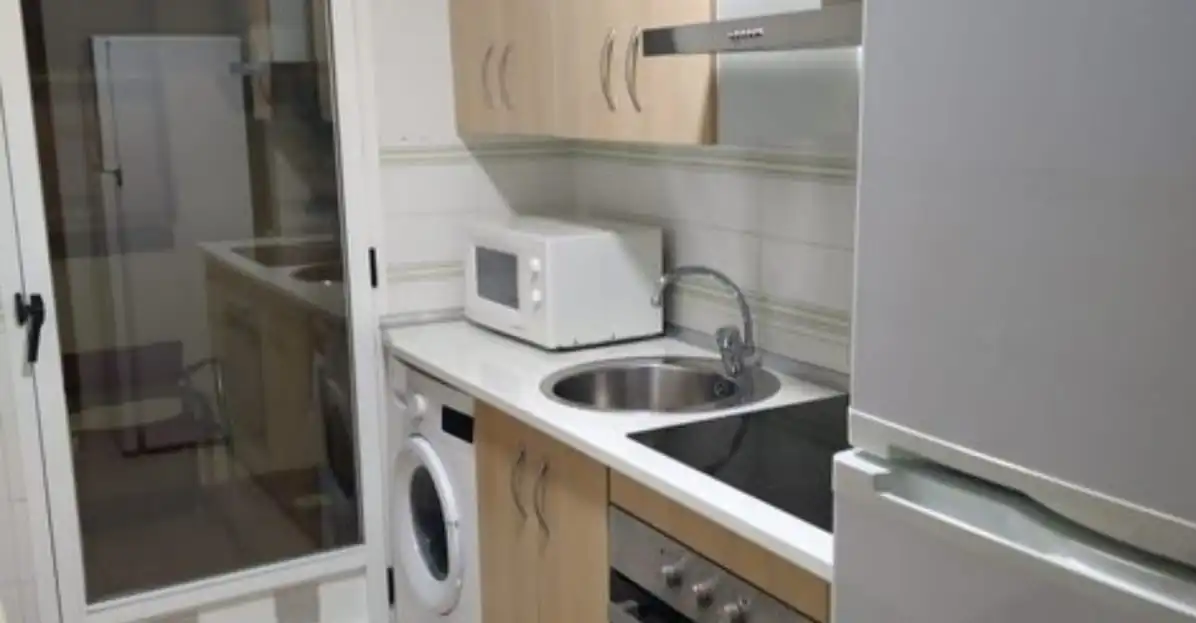 Cuina de Apartament de lloguer en Ciudad Real amb Moblat