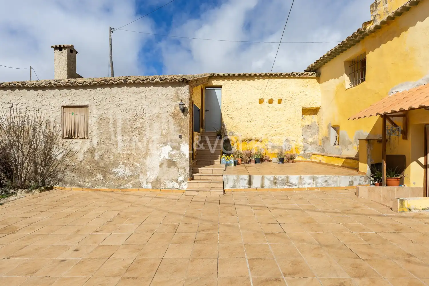Vista exterior de Finca rústica en venda en Requena amb Aire condicionat, Calefacció i Jardí privat