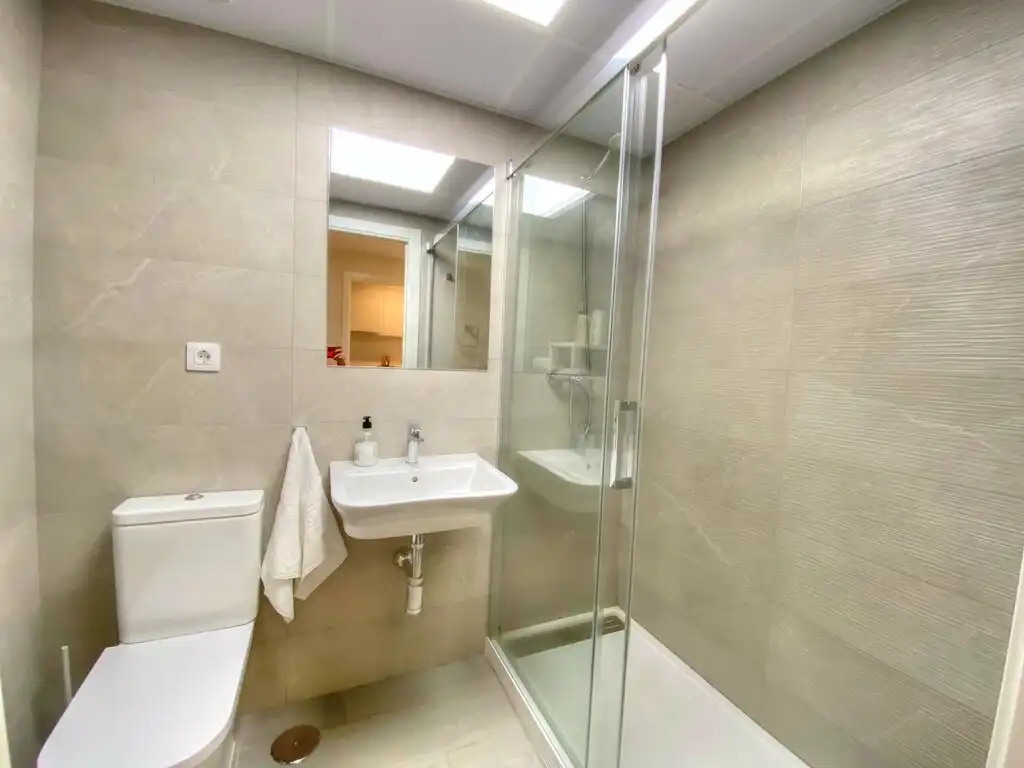 Badezimmer von Wohnungen zur Miete in Vélez-Málaga mit Möbliert und Gemeinschaftspool