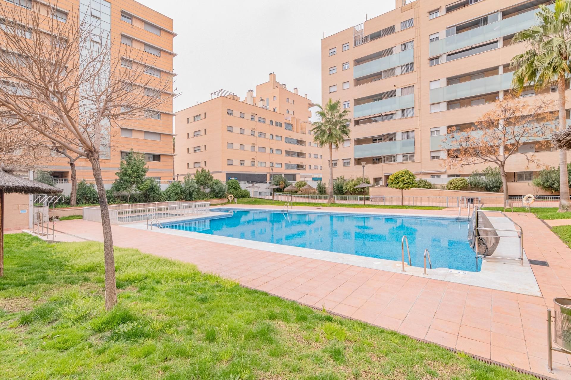 Schwimmbecken von Wohnung zum Verkauf in  Granada Capital mit Klimaanlage, Heizung und Parkett