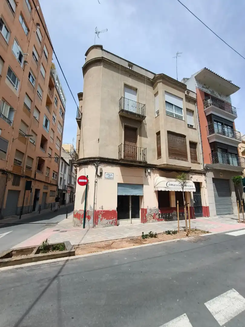 Vista exterior de Edifici en venda en Castellón de la Plana / Castelló de la Plana