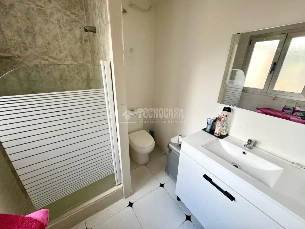 Badezimmer von Einfamilien-Reihenhaus zum Verkauf in Paterna mit Klimaanlage, Privatgarten und Abstellraum