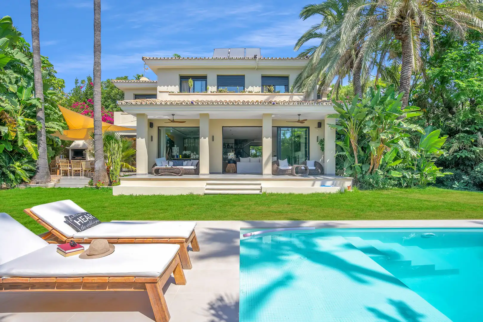 Vista exterior de Casa o xalet de lloguer en Marbella amb Aire condicionat, Jardí privat i Terrassa