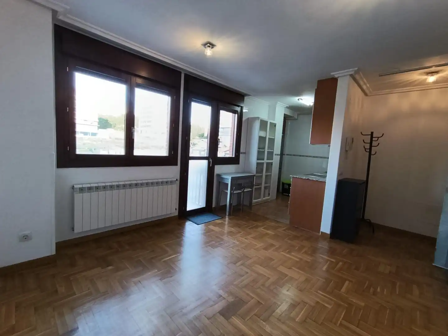 Sala d'estar de Apartament en venda en Avilés amb Calefacció, Traster i Balcó